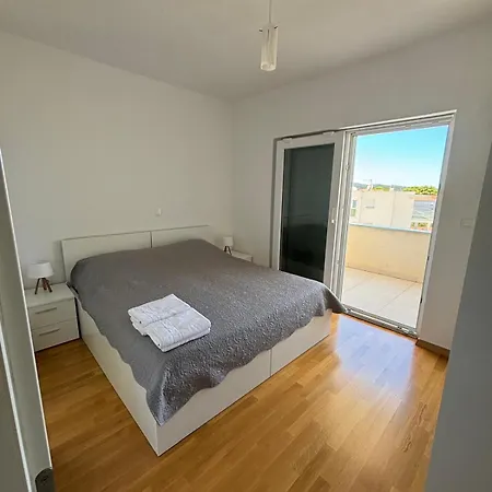 Sea View Apartment *