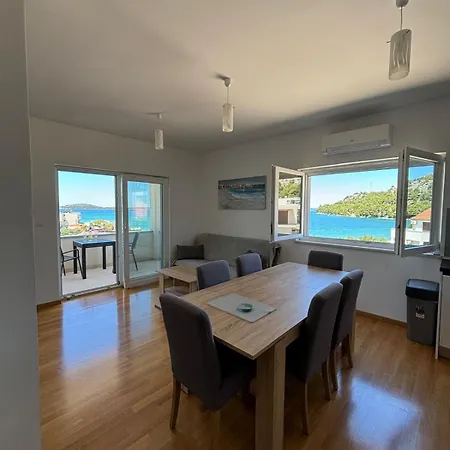 Sea View Apartment *