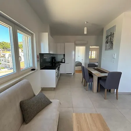 Sea View Apartment *